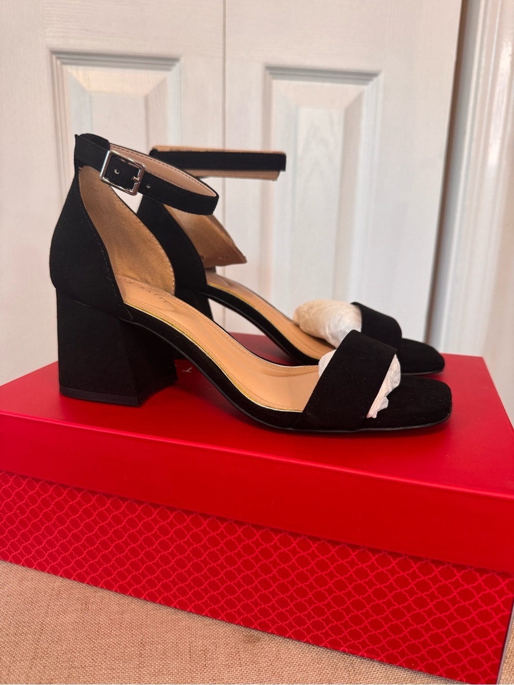 Kelly & Katie Women’s Black Ankle-Strap Block Heel Microsuede Sandals Size 6W - Picture 2 of 8